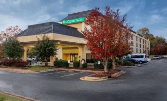 La Quinta Inn & Suites by Wyndham Charlotte Airport North