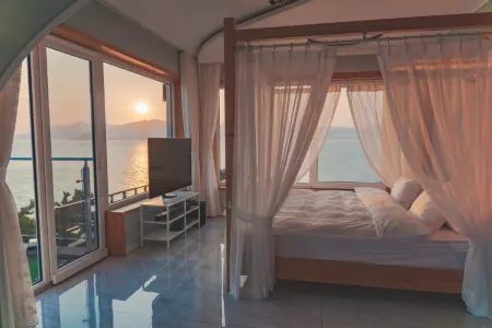 Namhae Bokkong Village Pool Villa Отели в г. Намхэ