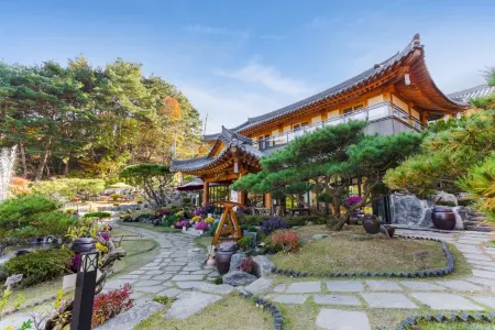 Gongju Solhyang Pension Отели рядом с достопримечательностью «Donghaksa»