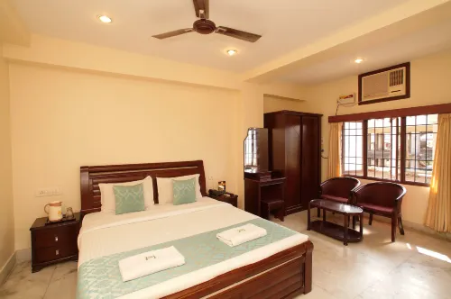Lloyds Serviced Apartments, Near Music Academy - Pensions