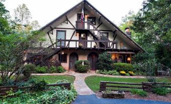 Lily Creek Lodge