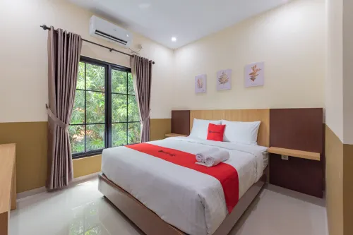 RedDoorz Plus @ La Asiana Guest House Hotel di Kabupaten Cirebon