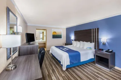 Days Inn & Suites by Wyndham Braunig Lake Hotel a San Antonio