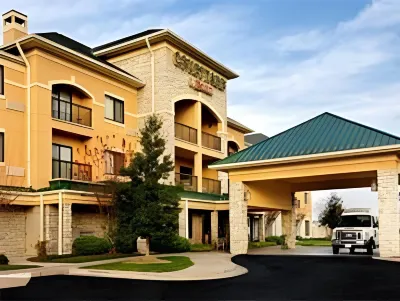 Courtyard Springfield Airport Hotels near Pythian Castle