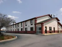 Super 8 by Wyndham Crystal Lake - Pet friendly