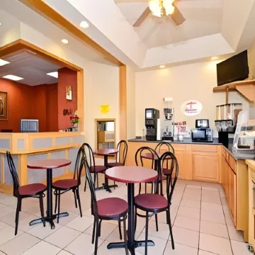 Super 8 by Wyndham Gillette