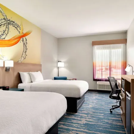 La Quinta Inn & Suites by Wyndham San Antonio Seaworld/Lafb Отели рядом с достопримечательностью «Аквапарк Акватика в Сан-Антонио»