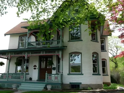 Victorian Loft Bed and Breakfast Hotels in Lawrence Township