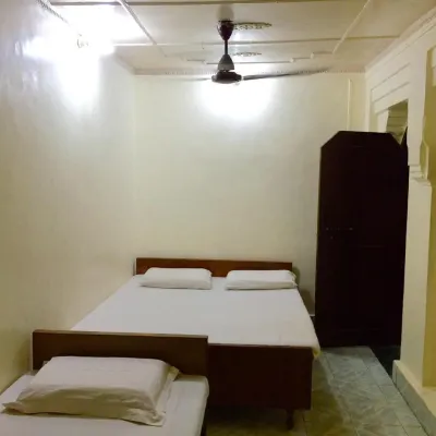 Goroomgo Shanti Guest House Varanasi