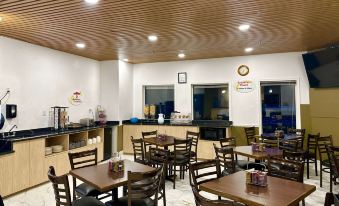 Super 8 by Wyndham Hinton