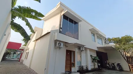 Griya Amanah Jajar Отели рядом с достопримечательностью «Dalem Kalitan»