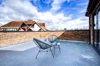 Hybrid Resi - Uxbridge with onsite car parking, near London Heathrow Airport