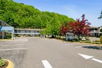 Americas Best Value Inn Torrington, CT - Parking