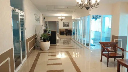 PLUM Dreamscape Bale Hinggil Surabaya Отели в г. Sukolilo