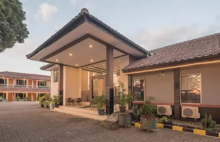 Hotel Pondok Dewi Отели рядом с достопримечательностью «Wisma Karya Subang»