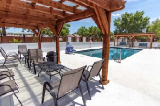 햄프턴 인 & 스위트 덴턴