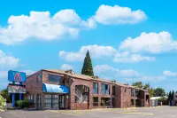 Motel 6 Canby, or Hotels near 7-Eleven