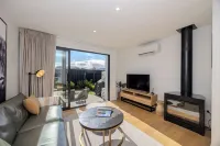 Alpine Junction Townhouse Apartments, Lodge & Hotel Hotels in Albert Town
