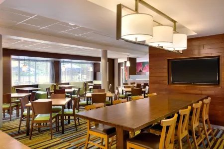 Fairfield Inn & Suites Lancaster East at the Outlets Отели в г. Лампитер