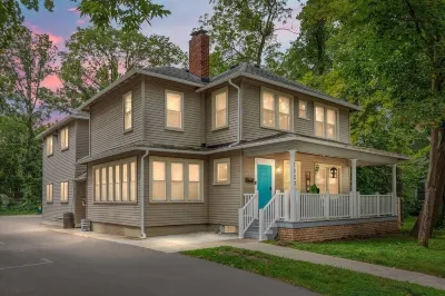 Bright And Newly Remodeled Apartment Near Emu 1 2 Bedroom Apts Hotels in Ypsilanti