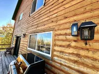 Ski in/Ski Out Cabin. 5 Bedrooms. 4 King Beds. Bunk Room. Fast WiFi. Sleeps 25+