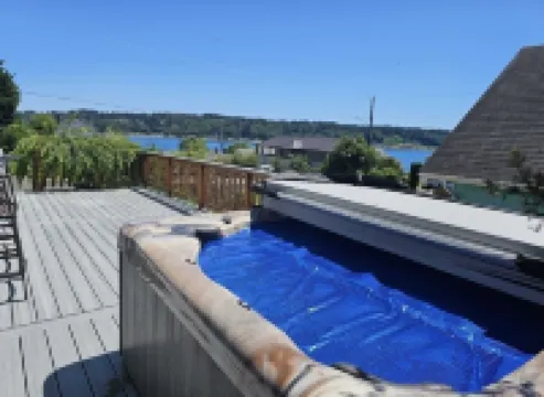 Charming ocean view - hot tub - pet friendly Hoteles en Bremerton