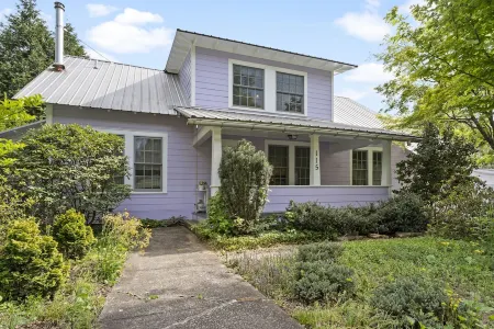 Walk to Downtown Brevard  Pets Welcome Large Fenced Yard Porches Biking Hiking Отели в г. Бревард