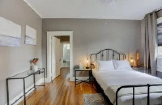 Stylish Vintage Apartment in Midtown Close to All!