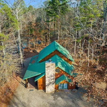 Excellent location! Water view from porch, short drive to Lake and Beavers Bend!