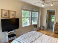 Bright Stylish Chic 4BR 4BA Home Pet Friendly! University of Connecticut-Stamford Campus附近的飯店