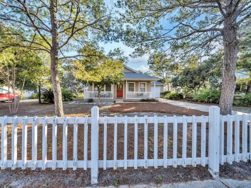 Booking Fall No Crowds Front Porch and Enclosed Back Deck1k 2 Twins Sleeps 4