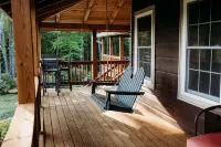 Unwind in Nature's Solitude: Discover our mountain farmhouse getaway