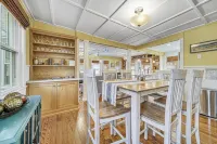 Cozy Cottage for 8, Fire Pit + Short Walk to Town