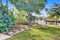 Private Waterfront Home in Wilton Manors | Kayaks & BBQ | Minutes From The Beach