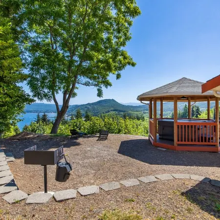 Remodeled ocean view home directly above the Sekiu marina. Relaxation, renewal.