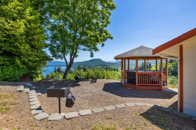 Remodeled ocean view home directly above the Sekiu marina. Relaxation, renewal. Hotels in der Nähe von Cape Flattery Trail