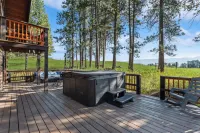 Cabin on 5 acres w/Full Gym, Steam Rm, Hot Tub. Pet Friendly. Near Glacier N.P.