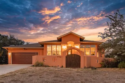 Beautiful Hill Country retreat in Dripping Springs Family Business Beer Company 주변 호텔