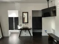 Boutique Hotel Room 5 Mins from All - 8Z