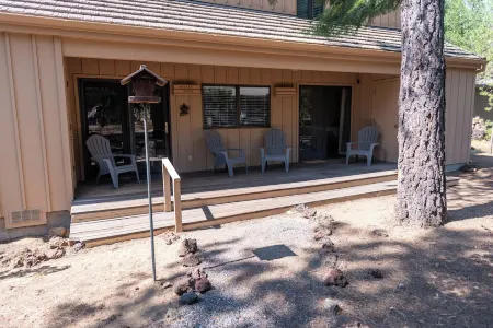 Walk to food/shops and SHARC, 10 Passes, A/C, King Beds, Pool Table