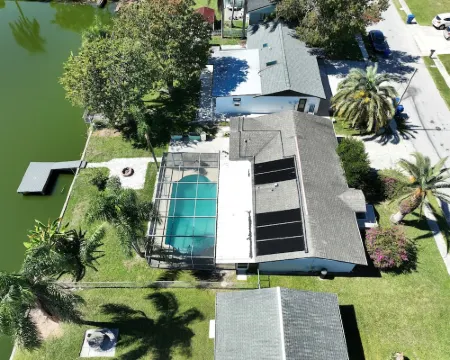 Lakefront Paradise, with Heated Private Pool. Hotels in Holiday