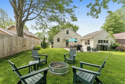 Morton 2 -Relax by Lake Michigan, 3 bedroom, pets, fenced yard, Beaches, Fishing