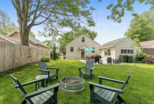 M2 -Relaxed Beach Stay • Fenced Yard, Fire Pit & 2 Living Areas, Pets Welcome - Wifi