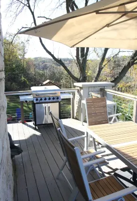 Modern Home w/private hot tub, game room, & Amazing VIEWS