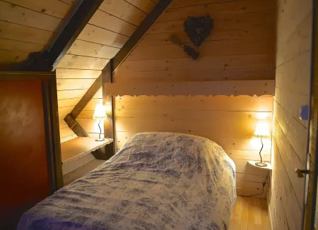 Adorable chalet perched in the forest with breathtaking views of the ski area. Отели в г. Ланс-ан-Веркор