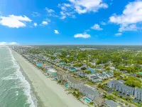 Steps to the beach/ Pool/  Ensuite bathrooms /Arcade/ beautiful safe community