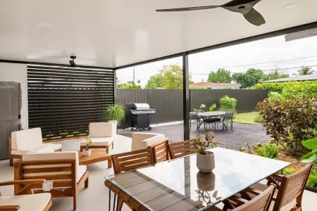 Papas Villa Duplex Centrally Located in Miami. Both units included.