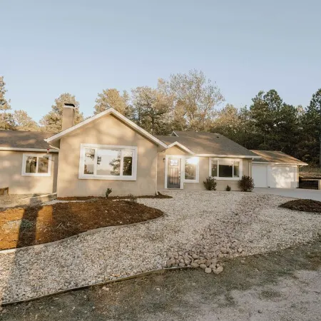Tranquil Forest Retreat: Designer 4-Bedroom Ranch with Hot Tub & Firepit