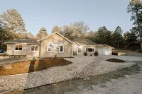 Tranquil Forest Retreat: Designer 4-Bedroom Ranch with Hot Tub & Firepit