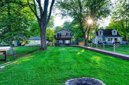 "Pier"adise on Long Lake - Lakefront Home Отели рядом с достопримечательностью «Latitude 42° Brewing Company Portage»